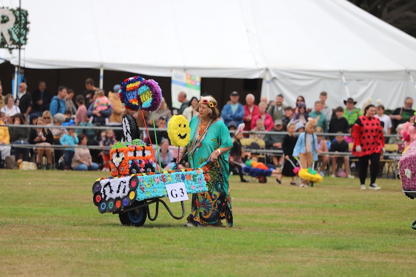 North_Show_2024_Battle_of_Flowers_hippie.JPG
