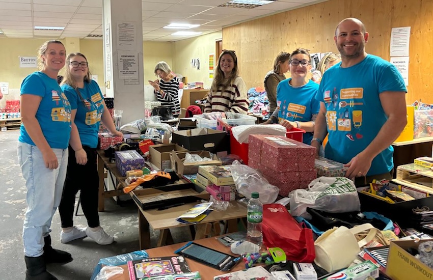 Rotary_Guernesias_Shoebox_Appeal._Helpers_from_Ogiers.JPG