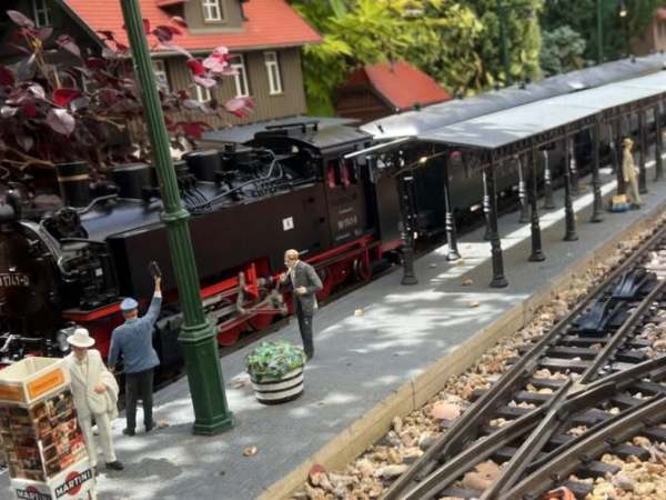 ART FIX: Trains, thrifting and theatre