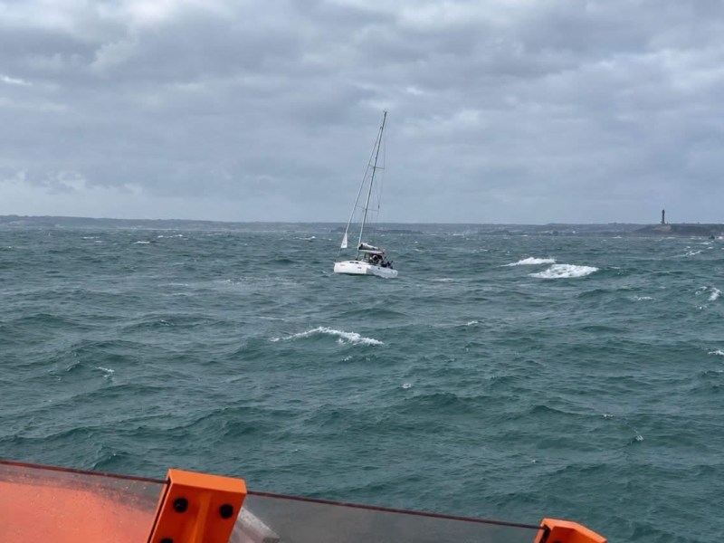 Struggling yacht rescued as strong winds batter Jersey