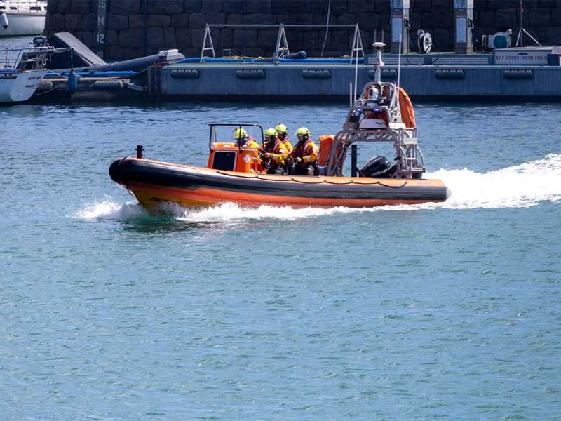 Lifeboat tows sailing boat to safety after engine failure